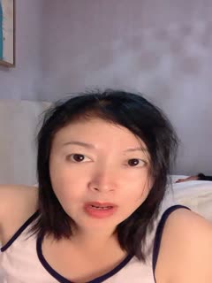 大奶骚妈带着女儿一起直播，全程露脸淫声荡当，撅着屁股用道具插菊花，吃奶玩操自慰特写展示，听狼友指挥第04集