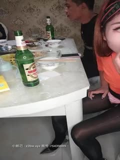 家庭乱伦之公公与继子加骚逼媳妇酒足饭饱后开始啪啪，全程露脸床上3P，深喉口口大鸡巴AV式爆草抽插浪荡呻吟第01集海报剧照